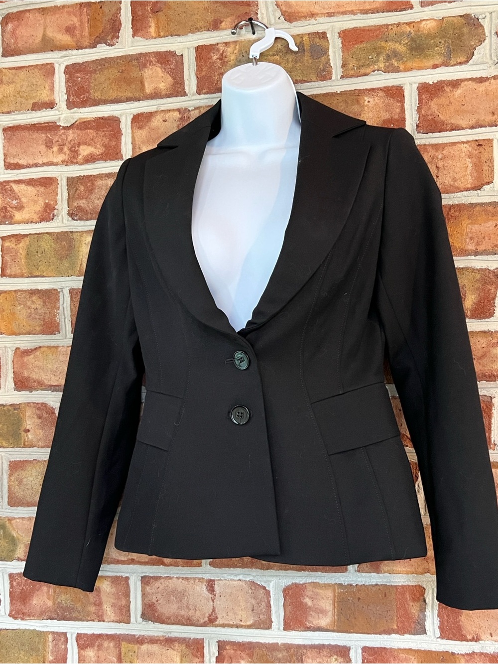 White House Black Market Black Fitted Two-Button lined Signature Blazer Size 0